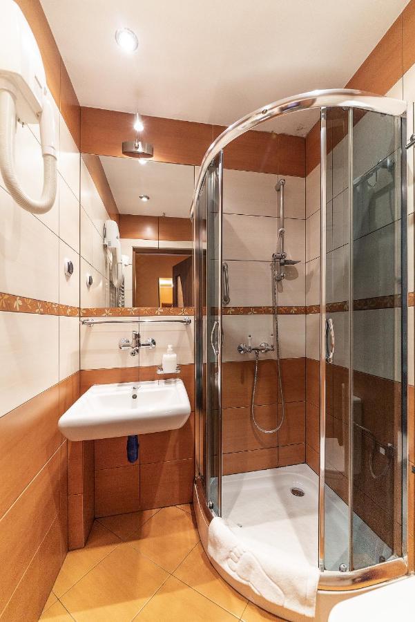 Hotel Doris Oborniki Extérieur photo