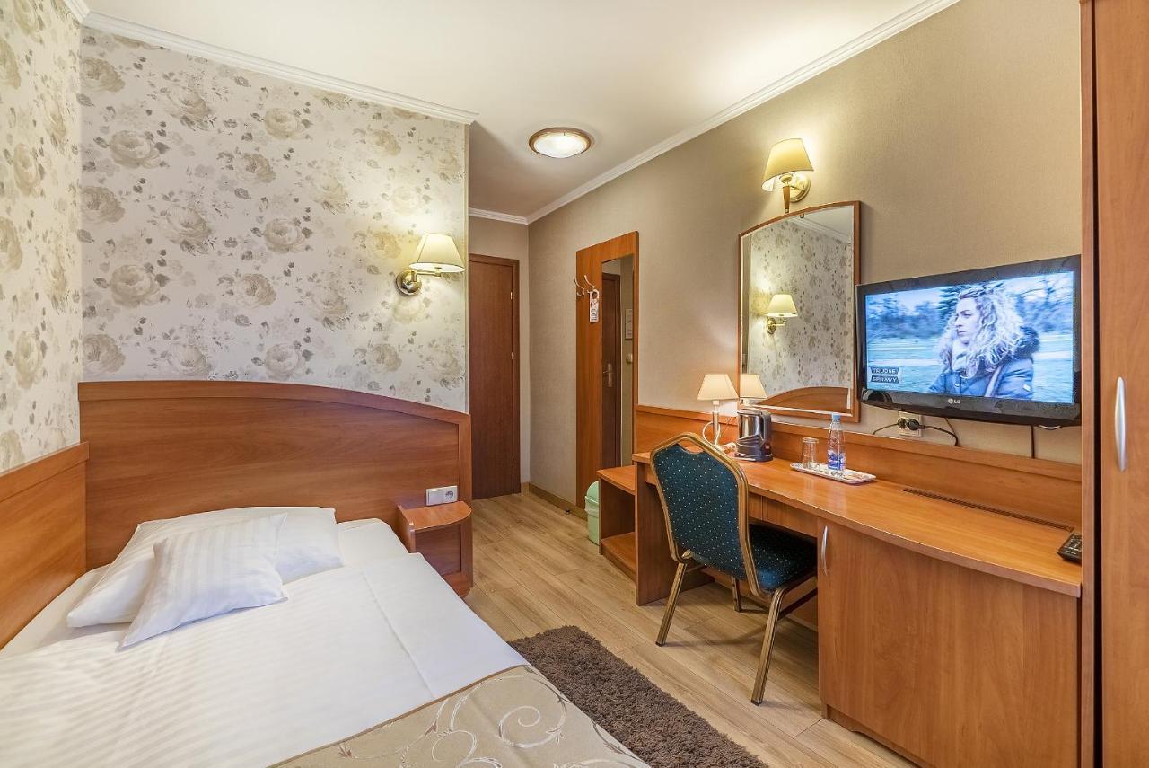 Hotel Doris Oborniki Extérieur photo