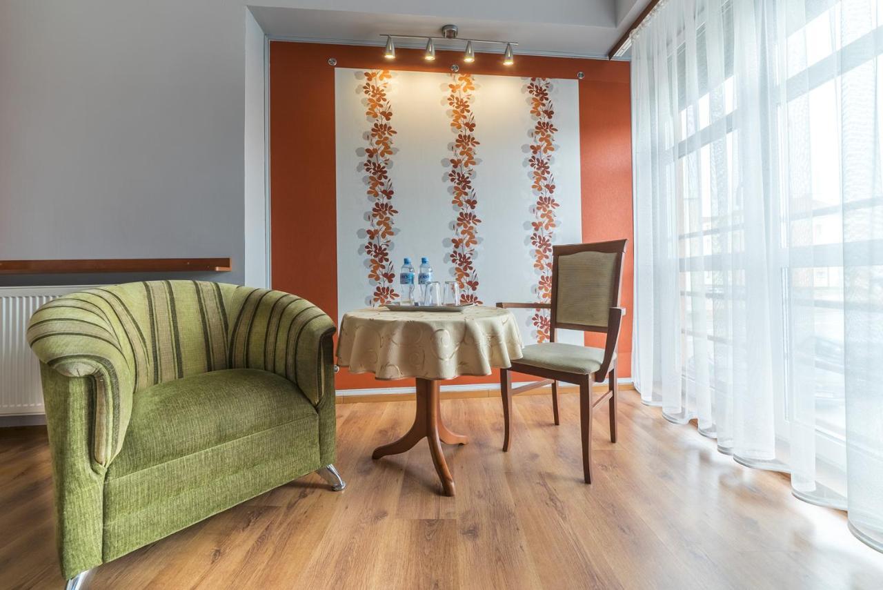 Hotel Doris Oborniki Extérieur photo