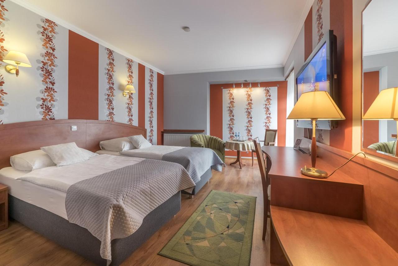 Hotel Doris Oborniki Extérieur photo