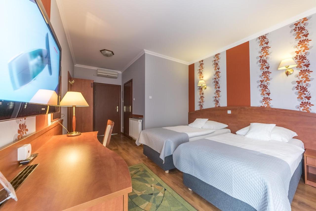 Hotel Doris Oborniki Extérieur photo