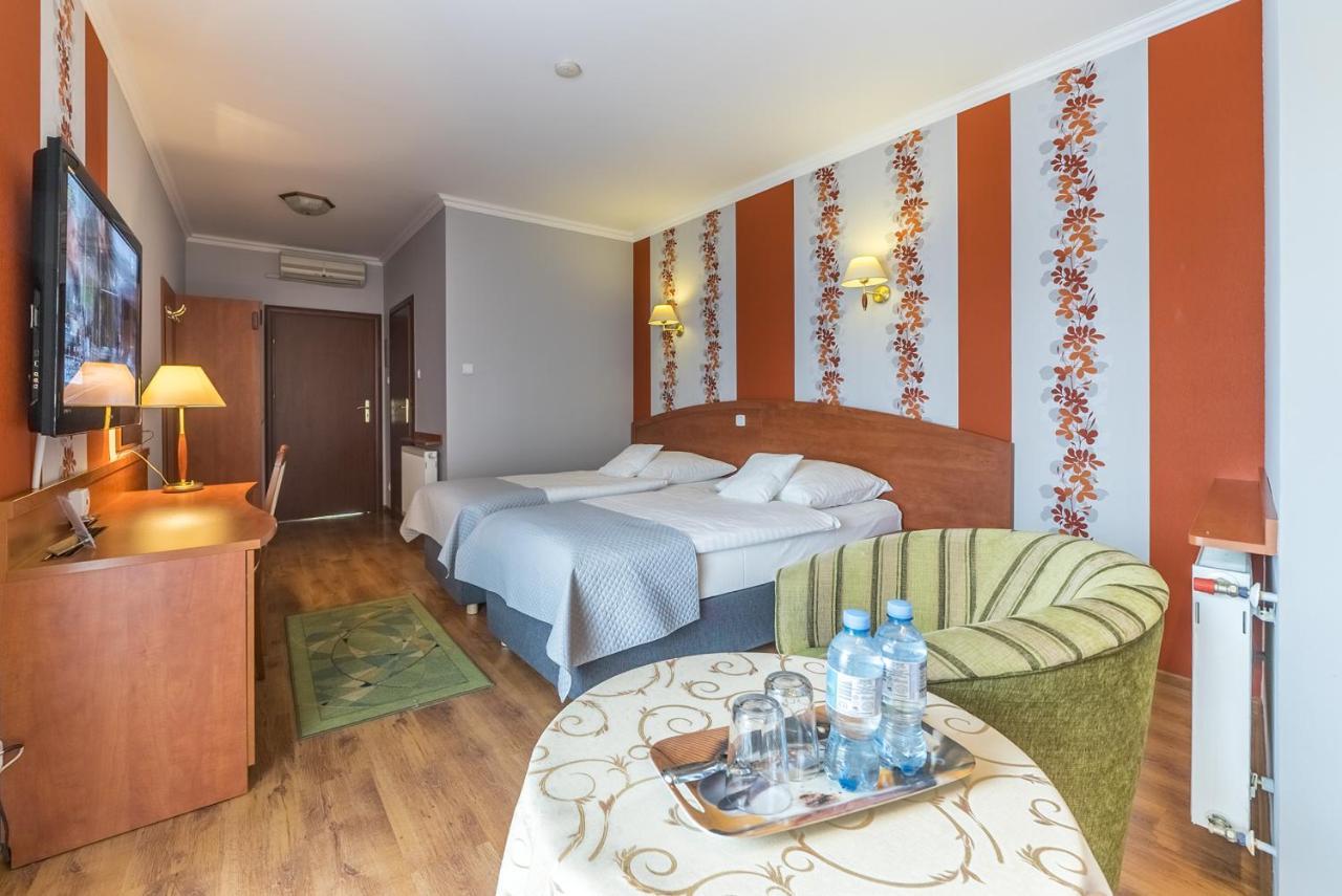 Hotel Doris Oborniki Extérieur photo