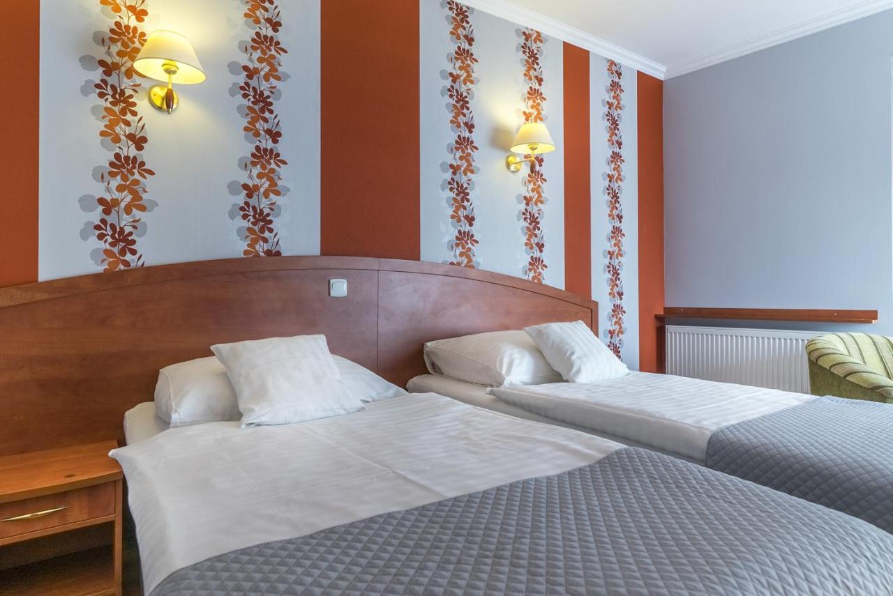 Hotel Doris Oborniki Extérieur photo
