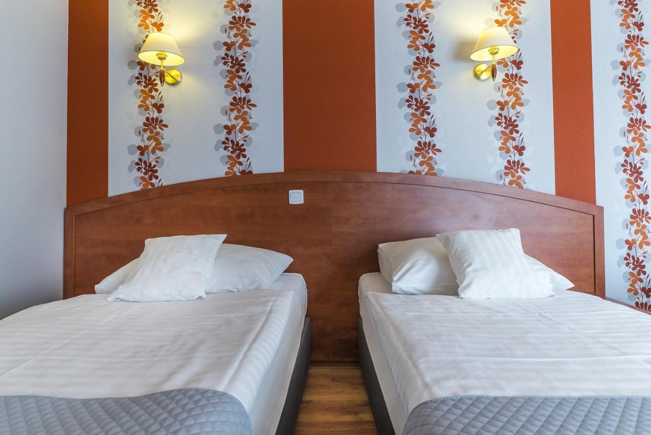 Hotel Doris Oborniki Extérieur photo