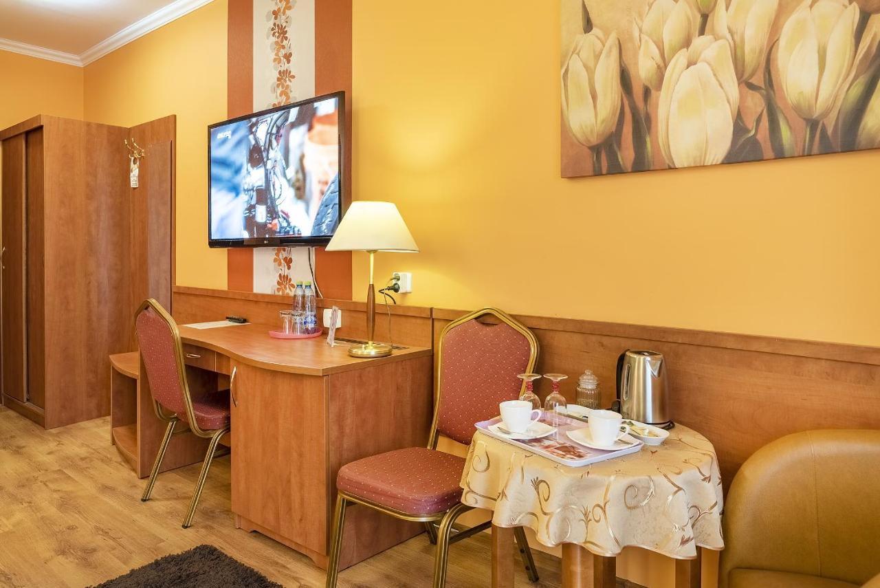 Hotel Doris Oborniki Extérieur photo