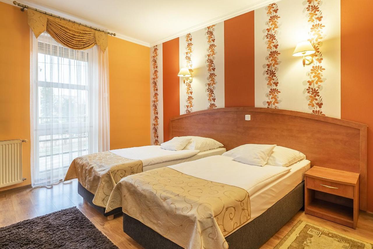 Hotel Doris Oborniki Extérieur photo