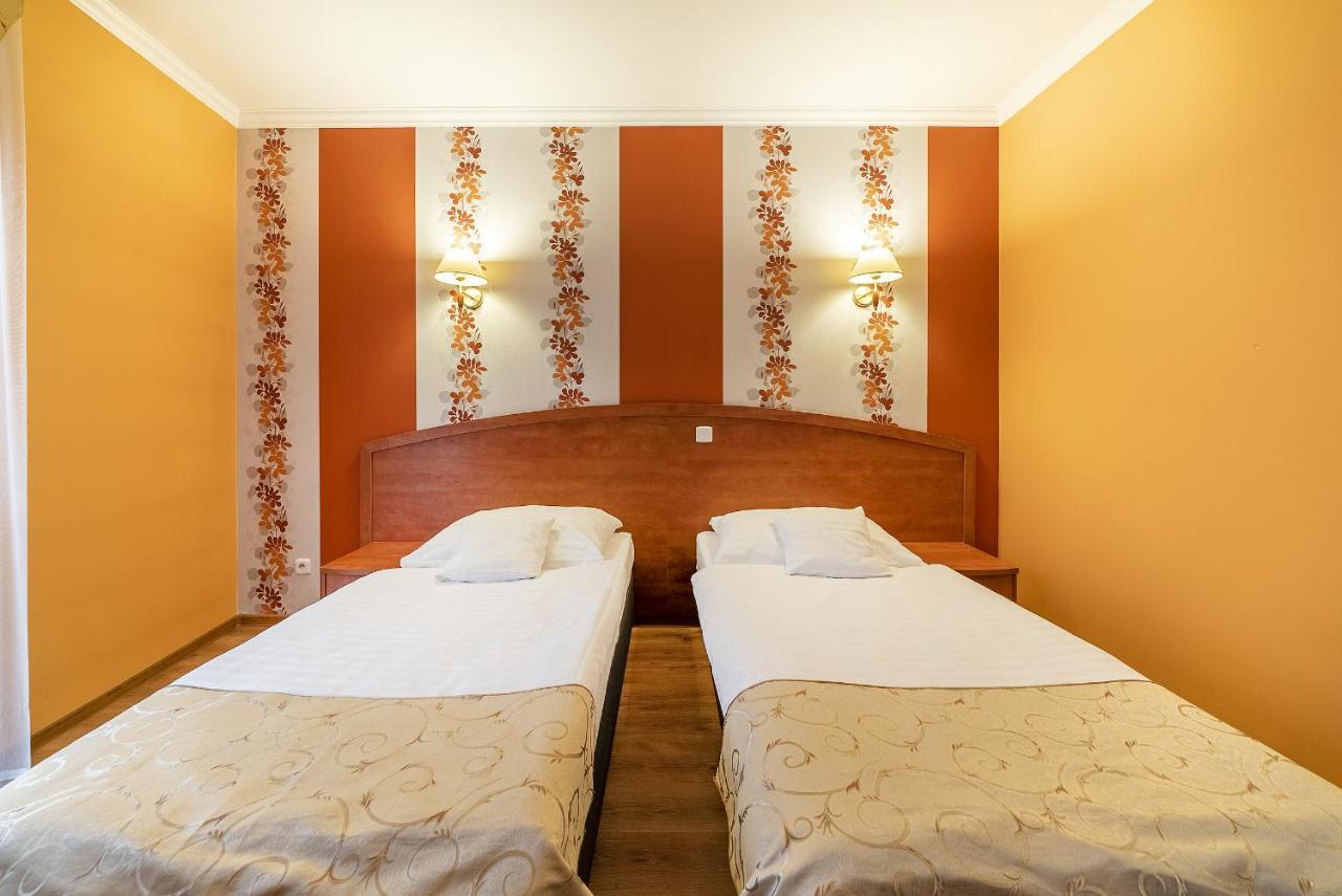 Hotel Doris Oborniki Extérieur photo