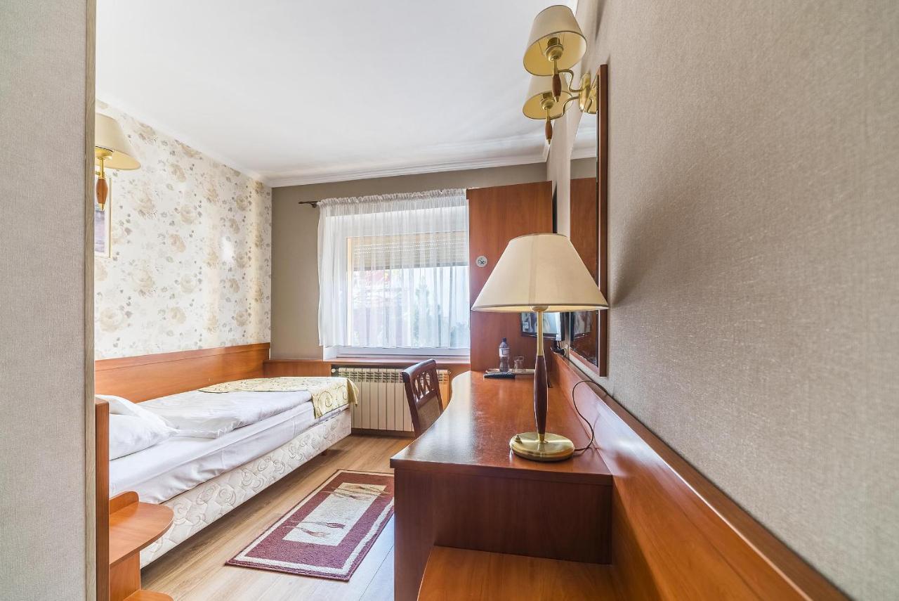 Hotel Doris Oborniki Extérieur photo